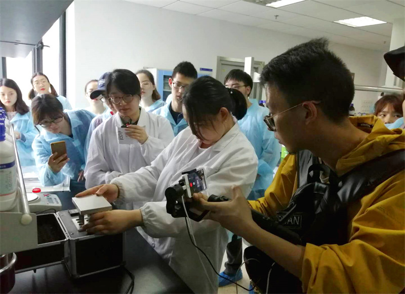 華科大與華農(nóng)學(xué)子參觀上成生物